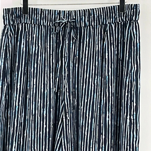 Aritzia Babaton Luiz Crop Wide Leg Culotte Pant in Navy Stripe - Size XL - Picture 3 of 7